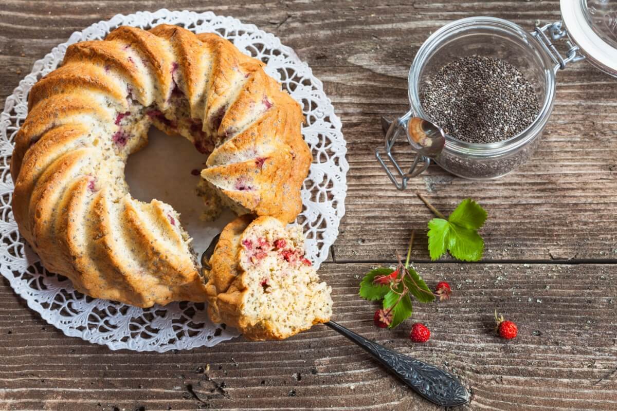 Bolo de chia com nozes e morango 