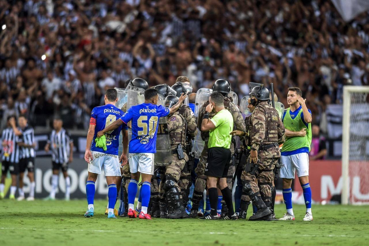 Após o clássico, Igor Junio Benevenuto precisou da ajuda da PM para deixar o gramado do Mineirão