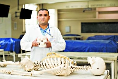 Aprendizado. Contato com o corpo é essencial para profissionais, segundo o técnico em necropsia e anatomia José Eustáquio Barboza