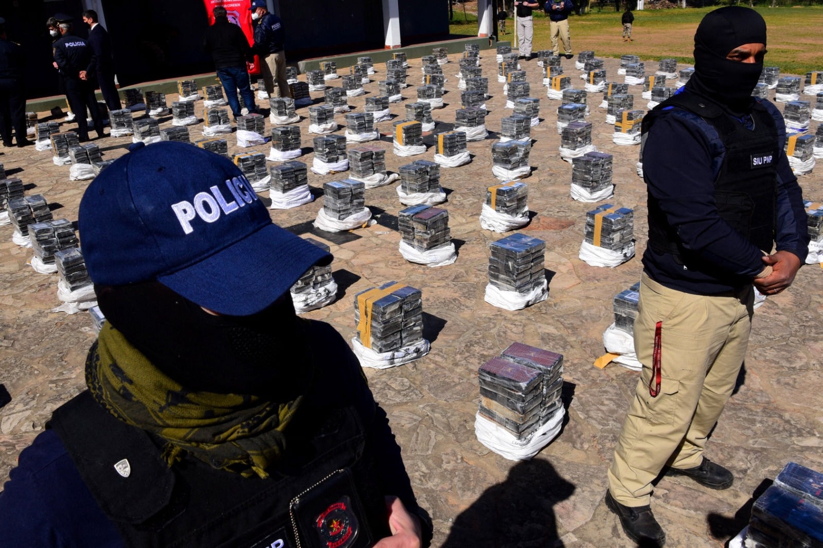 Polícia vigia pacotes de cocaína apreendidos expostos à imprensa na sede da Polícia das Forças Especiais, em Assunção, no dia 28 de julho de 2021