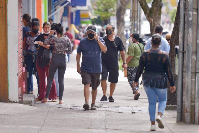 Em Minas, máscara não é mais obrigatória em locais abertos Em locais fechados, depende de cobertura vacinal