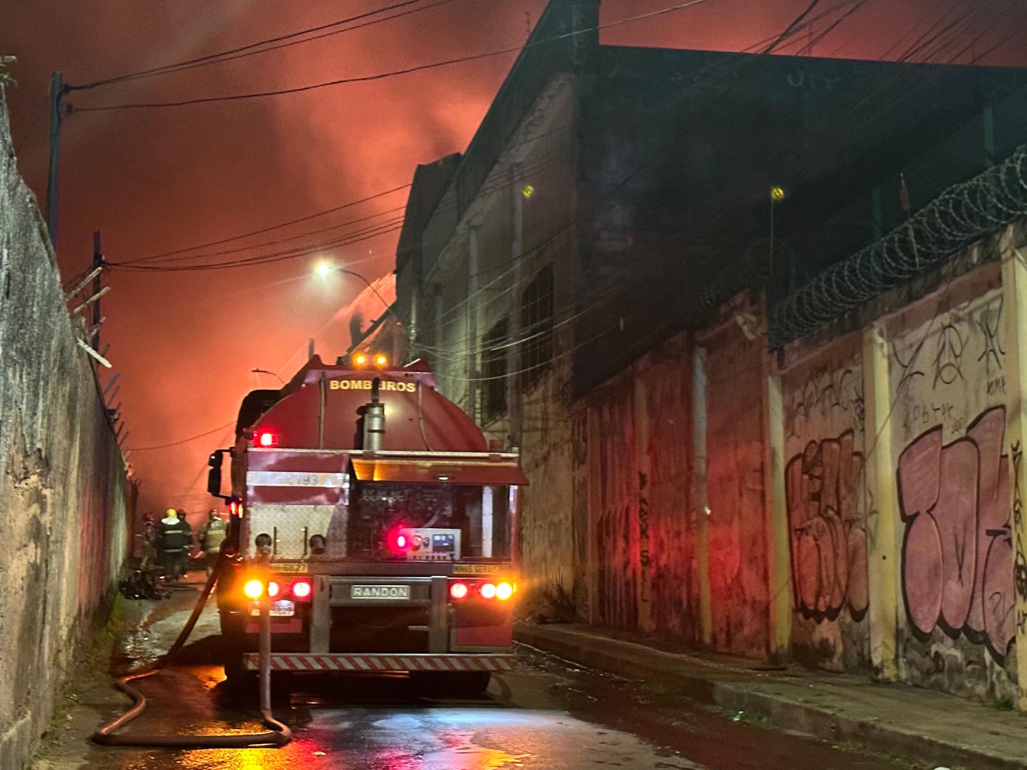 Imagem mostra incêndio em galpão no bairro Cachoeirinha 