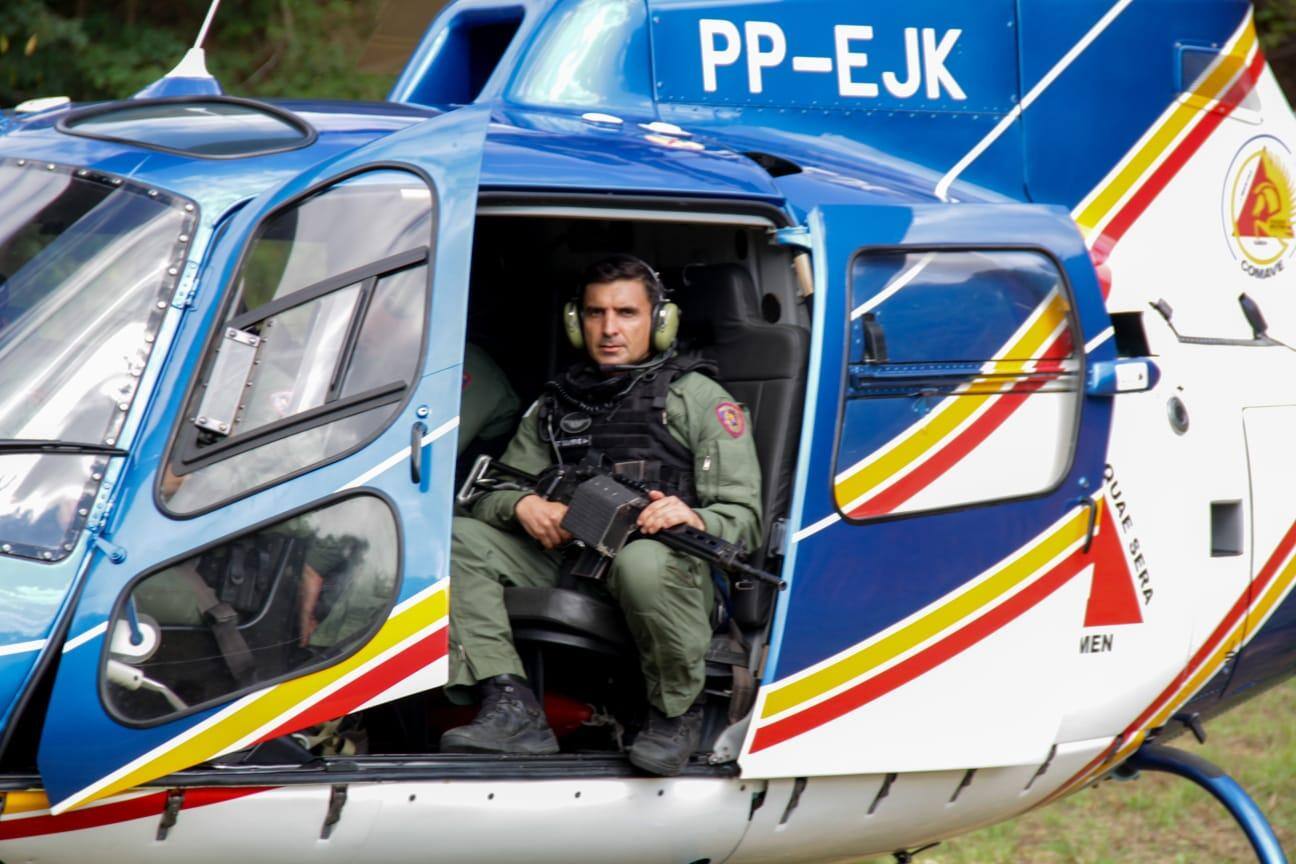 Helicóptero da PM durante treinamento de tiros e manobras em Governador Valadares