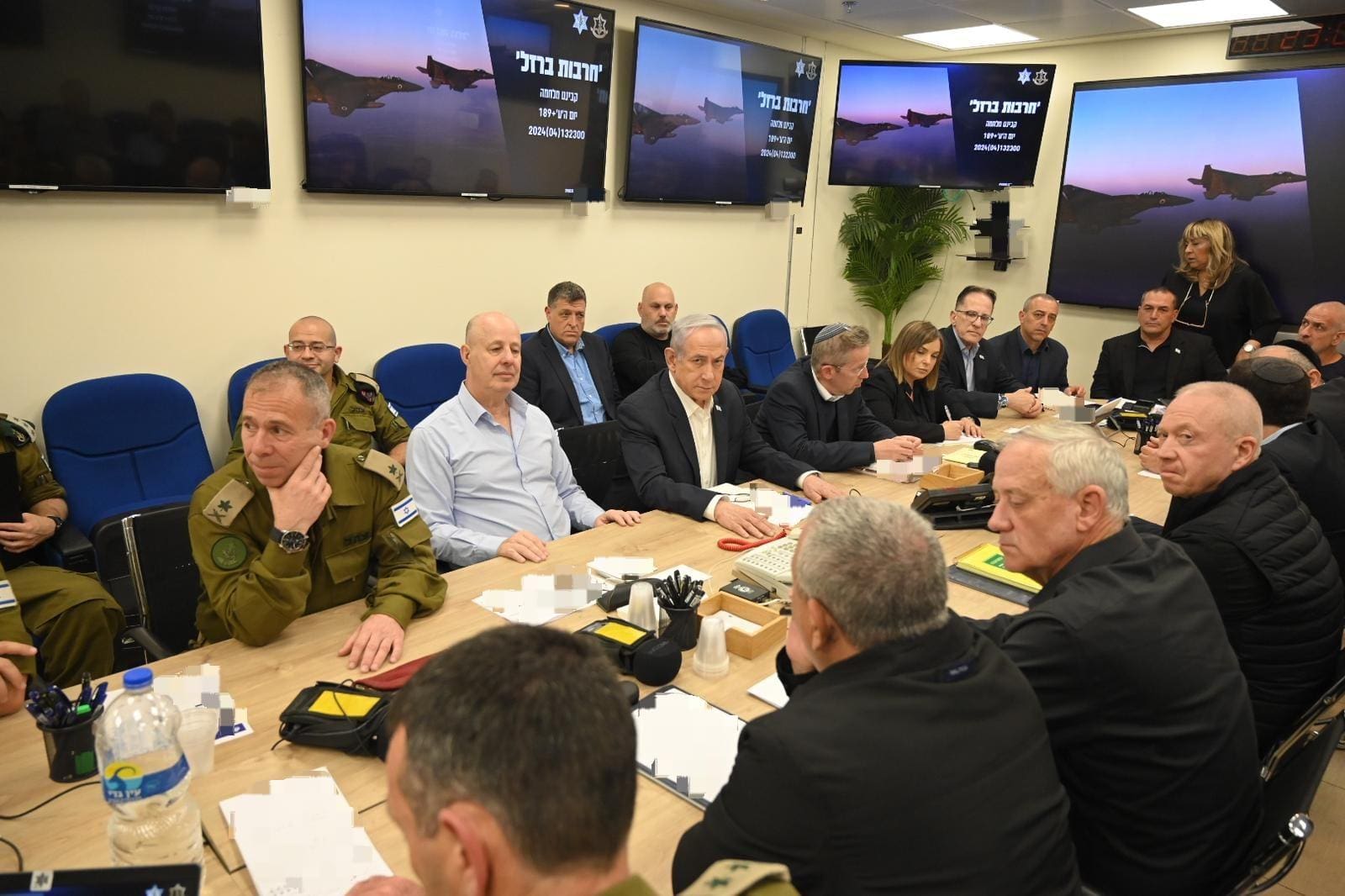 Gabinete de guerra de Israel. No centro, olhando para a câmera, está o primeiro-ministro, Benjamin Netanyahu