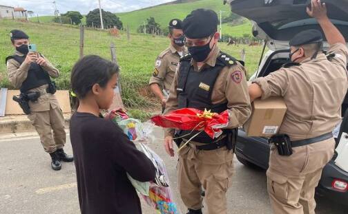 Em carta de Natal, menina pede guaraná e chinelo e ganha surpresa de policiais