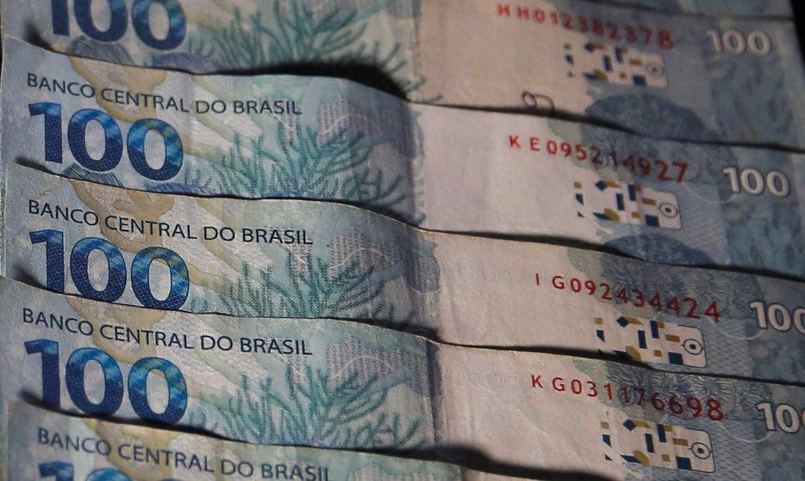 Notas de R$ 100 - salário - dinheiro
