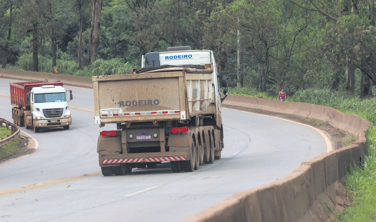 Tráfego de caminhões em trecho de 54 km da BR–040 preocupa prefeituras, que pedem uma via exclusiva para as mineradoras