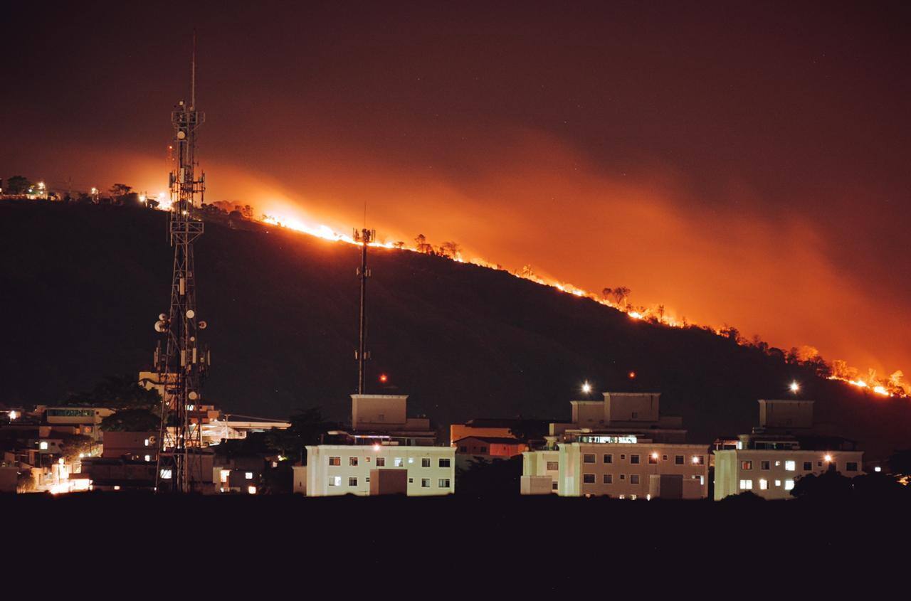 Incêndio de grande proporções atinge mata