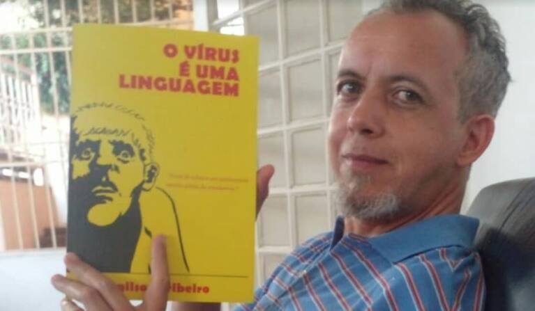 O poeta e ilustrador Gilson Ribeiro acaba de lançar seu primeiro gibi, 'O Vírus é Uma Linguagem'