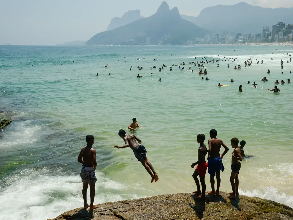 Cariocas e turistas lotam praia de Ipanema, na zona sul, em dia de forte calor no Rio de Janeiro