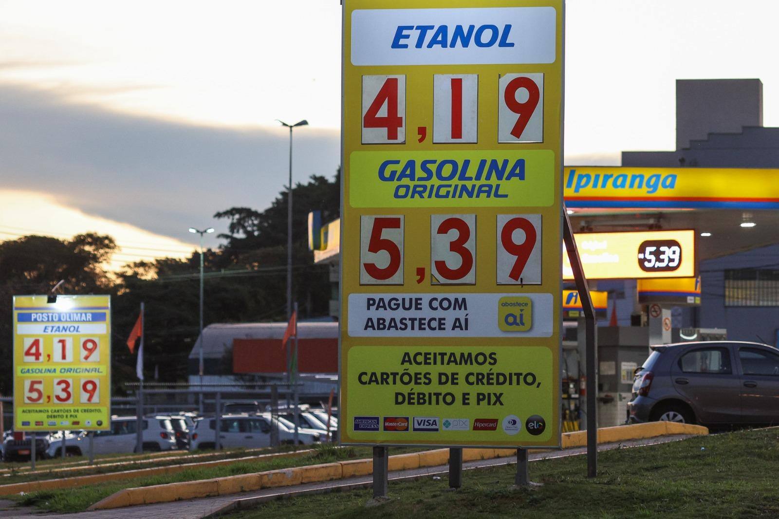 Placa indica que litro da gasolina está custando R$ 5,39, enquanto o etanol sai por R$ 4,19