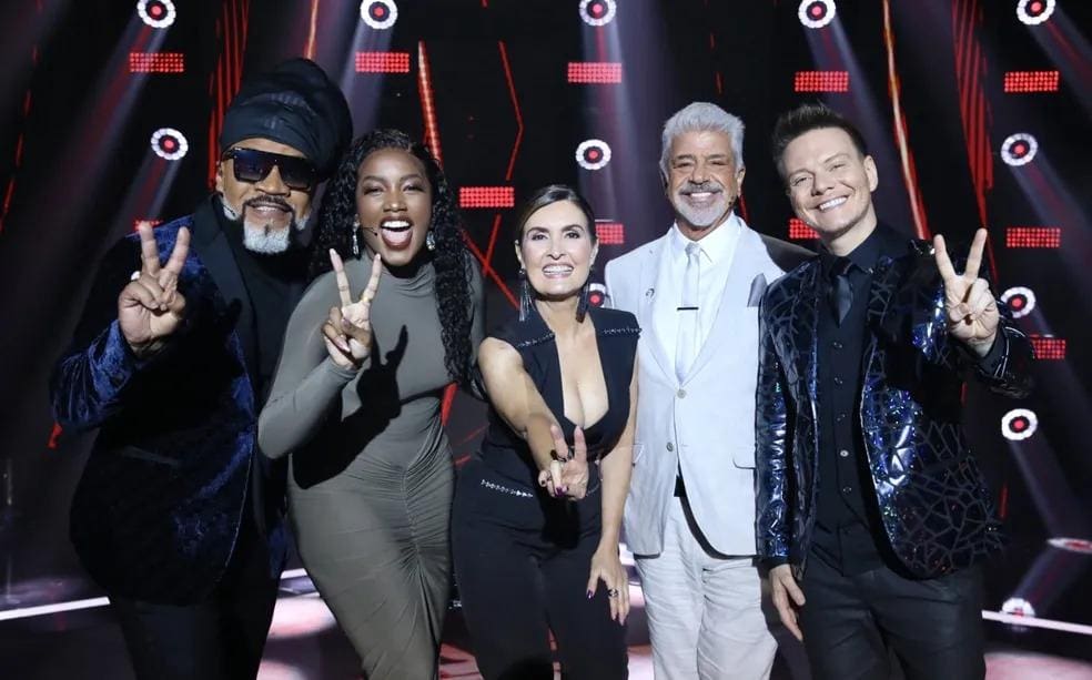 Lulu Santos, IZA, Fátima Bernardes, Carlinhos Brown e Michel Teló formam o time da 12ª e última temporada do reality The Voice Brasil
