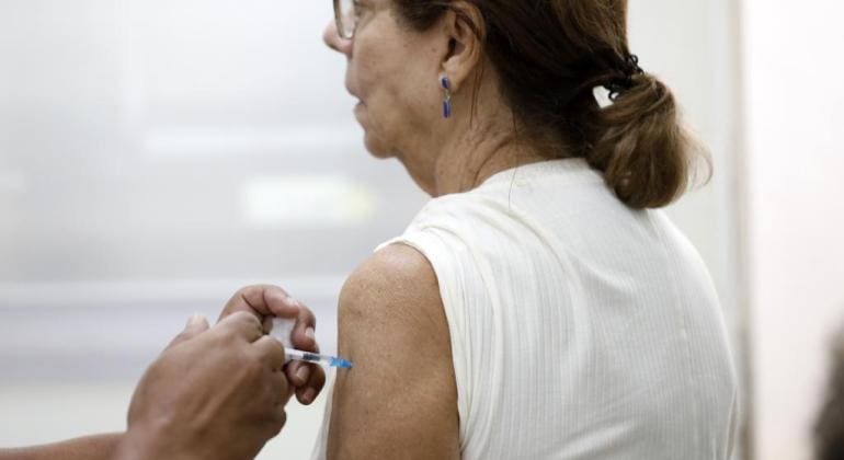 Pessoas com mais de 60 anos já podem se vacinar