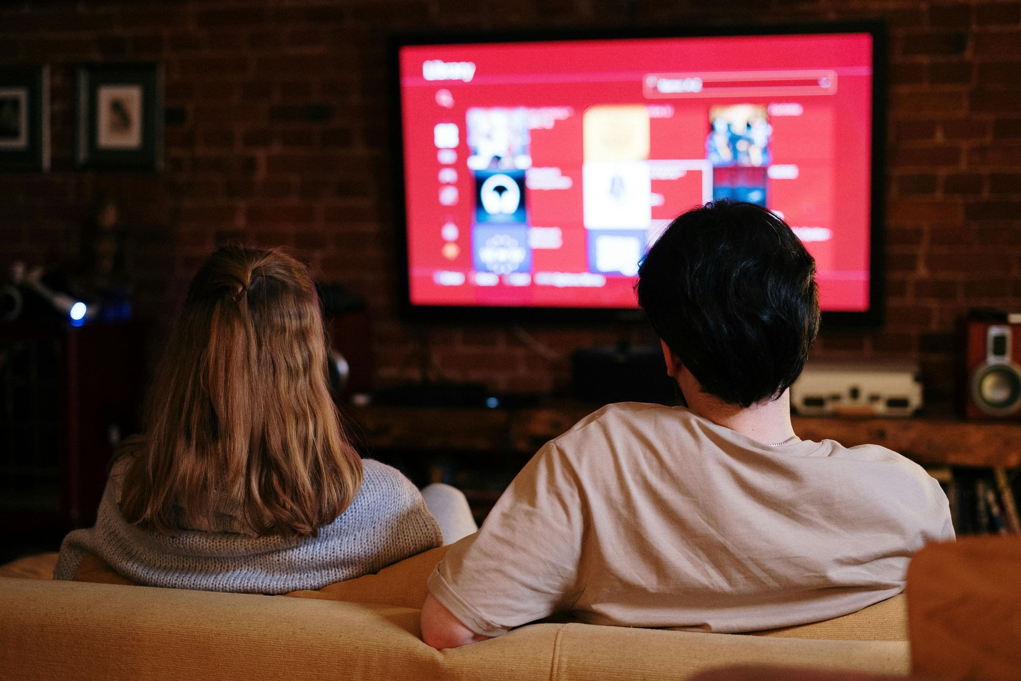 Imagem ilustrativa de um casal usando TV digital