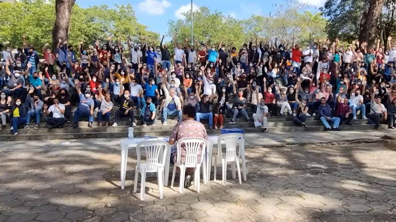 Na UFMG, cerca de 300 trabalhadores participaram da assembleia e a grande maioria votou pela greve