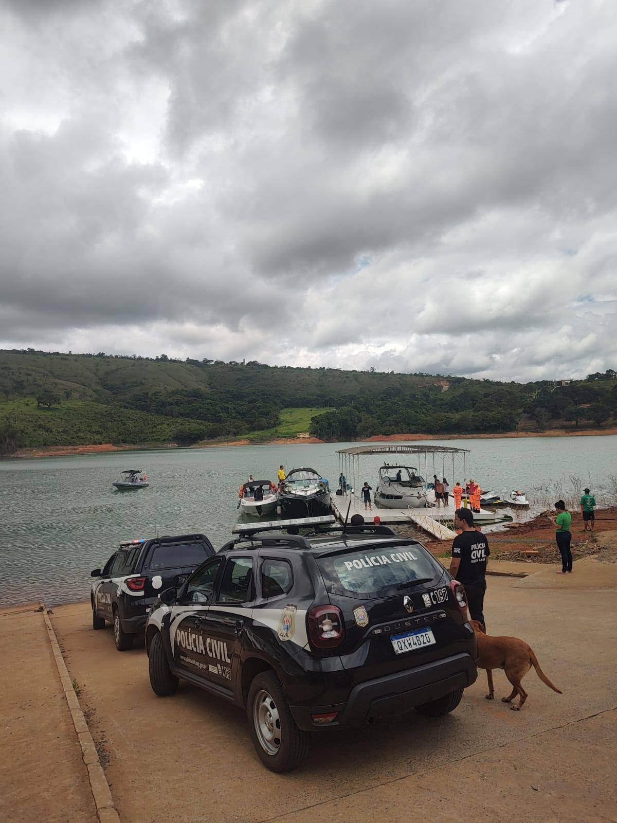 A previsão é de que a aeronave seja retirada do lago na tarde desta quarta-feira (3)