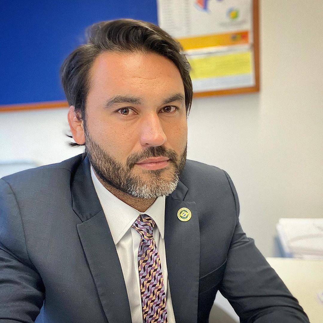 Primo dos filhos de Bolsonaro, Léo Índio vai para Argentina em busca do abrigo de Javier Milei, considerado aliado de Jair Bolsonaro