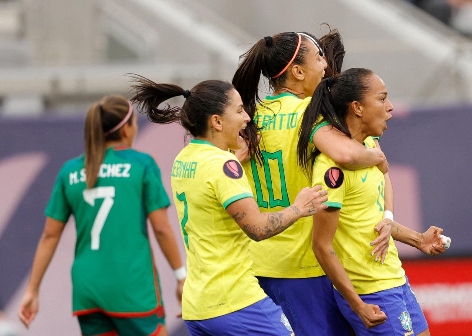 Jogadoras da seleção brasileira comemoram um dos gols da vitória de 3 a 0 sobre o México