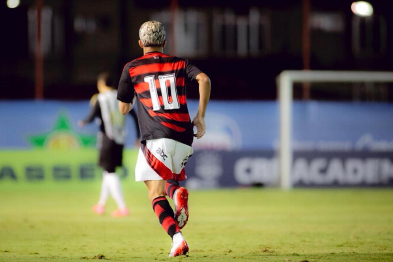 Matheus Gonçalves também atual pela equipe sub-20 do Urubu