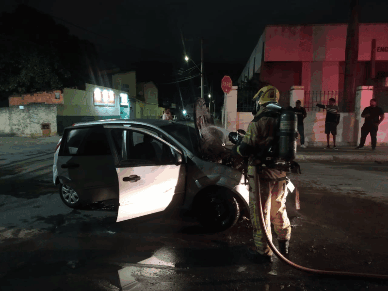 Bombeiros controlam princípio de incêndio em carro