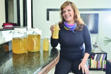 Adepta. A advogada Jussara Maria, 56, descobriu o ‘elixir’ há um ano; ela saboriza a bebida com frutas como maracujá, maçã e laranja