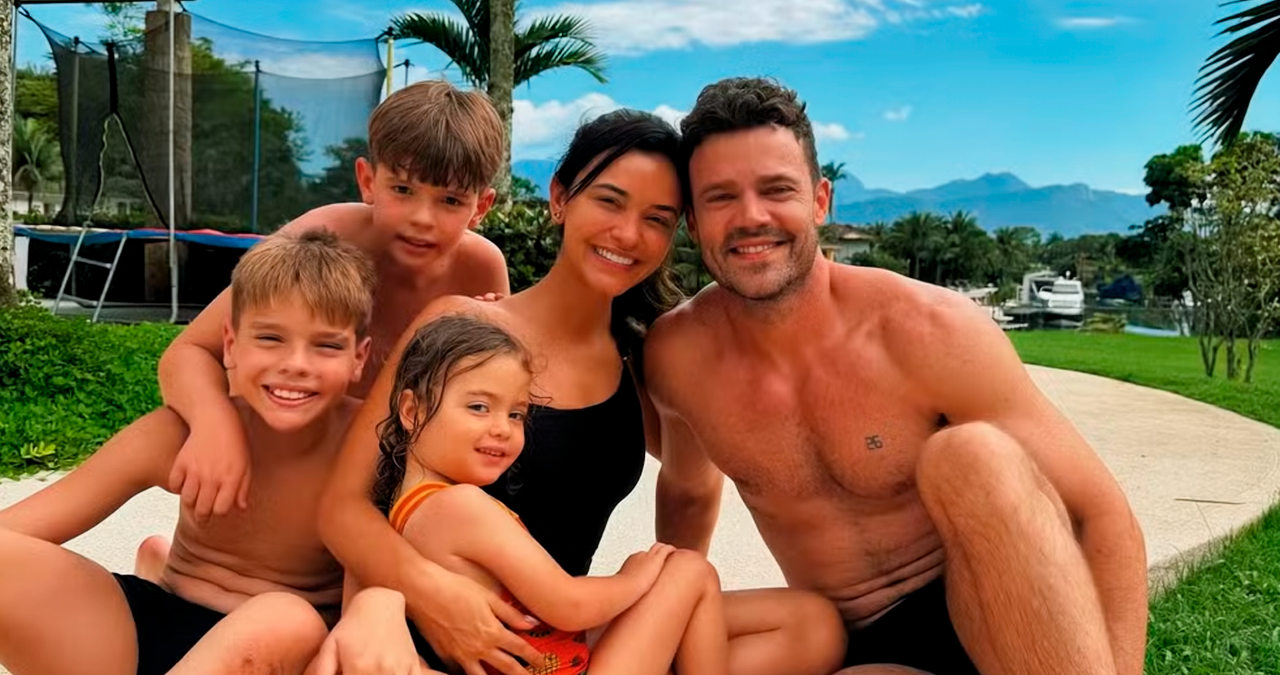 Talita Younan com o marido, João Gomez, a filha do casal, Isabel, e os filhos dele, João e Antônio 