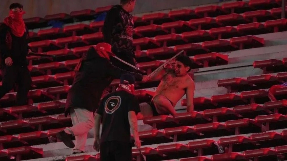 Torcedores entram em confronto nas arquibancadas do estádio Libertadores da América, em Buenos Aires
