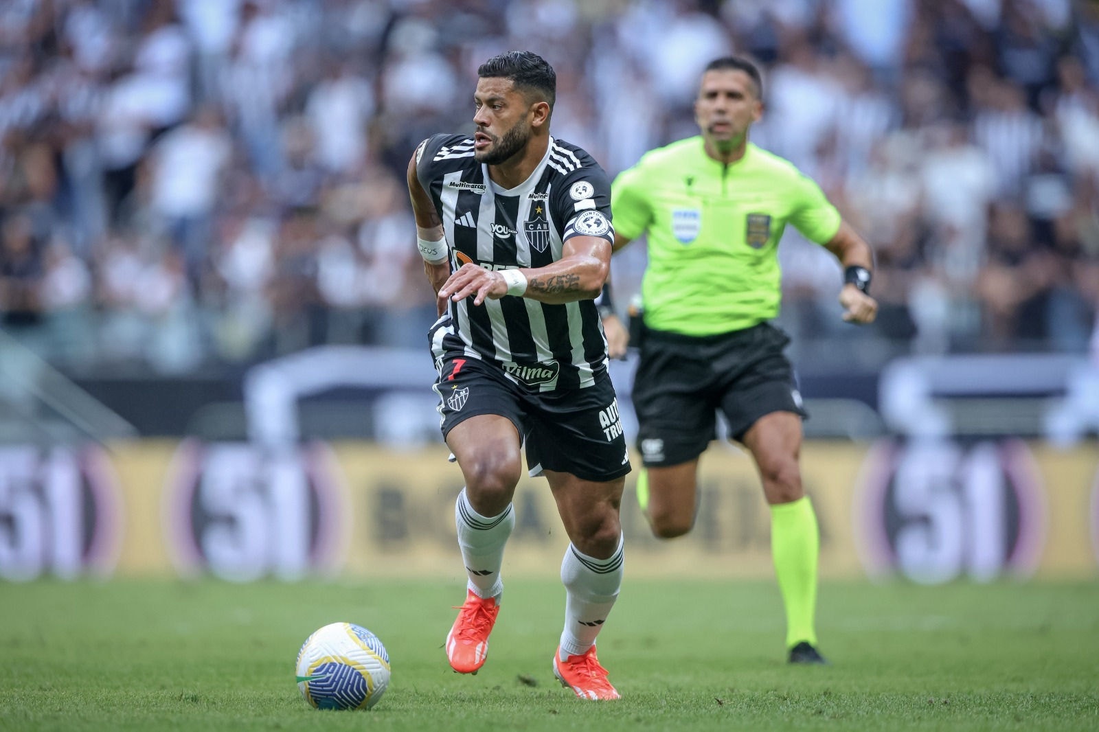 Árbitro Bruno Arleu de Araújo observa Hulk conduzir a bola durante a partida contra o Bahia, na Arena MRV