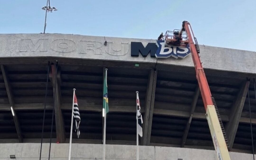 Novo letreiro do MorumBis começou a ser instalado (Foto: Reprodução / X / bertoloira)