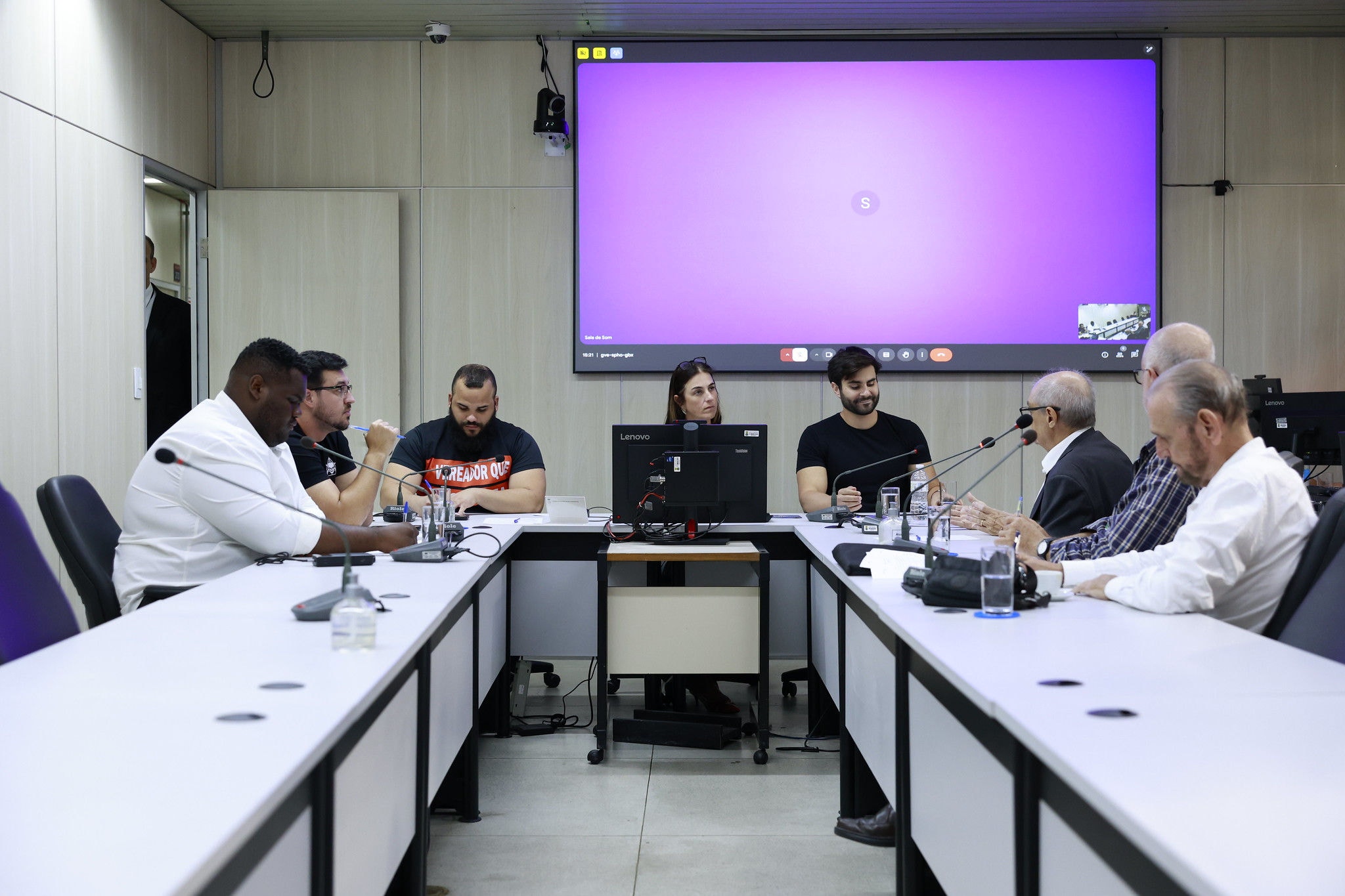 Da esquerda à direita, vereadores Helton Junior (PSD), Pablo Almeida (PL), Rudson Paixão (Solidadriedade), Fernanda Pereira Altoé (NOVO) e Pedro Rousseff (PT) e convidados Marco Antônio de Rezende, Ricardo Mendanha Ladeira e Murilo de Campos Valadares