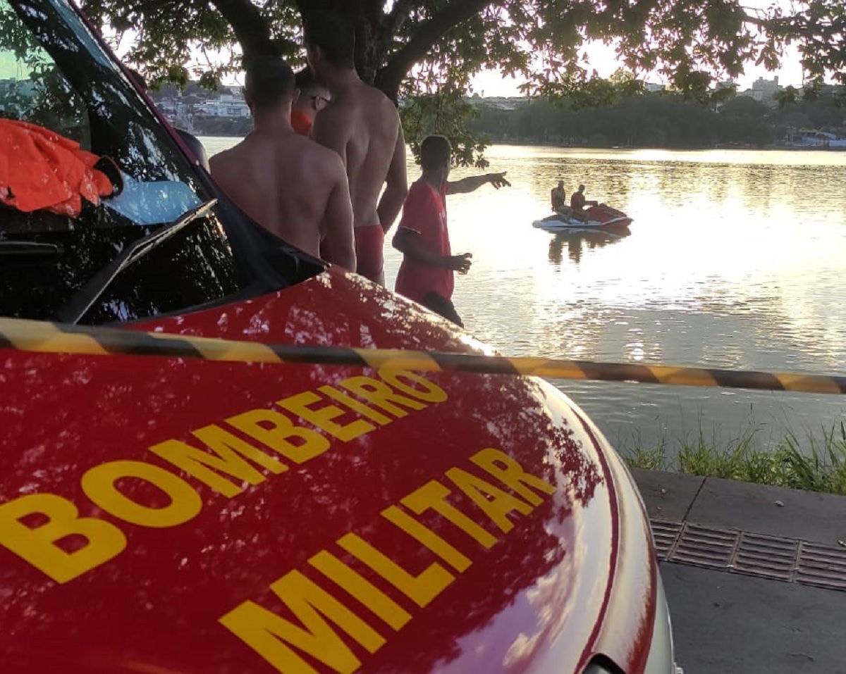 Militares dos bombeiros em busca do homem que desapareceu na lagoa