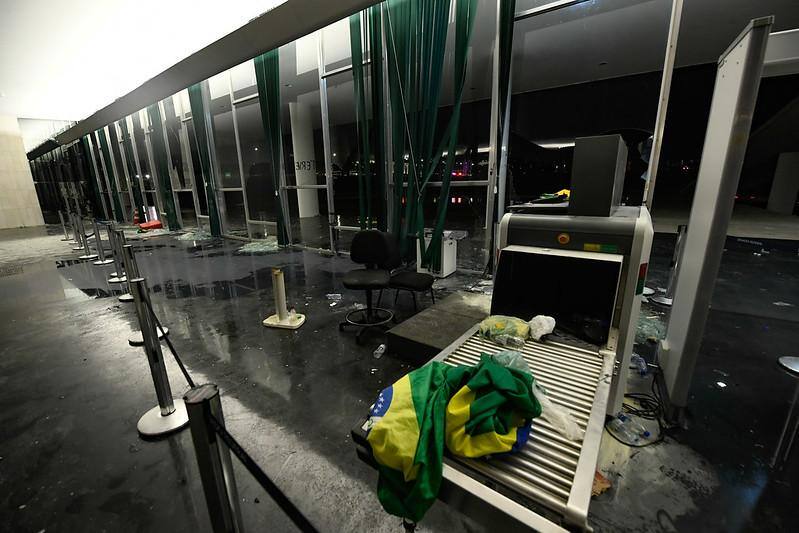 Salão Negro do Congresso Nacional após a invasão e depredação da tarde de 8 de janeiro de 2023
