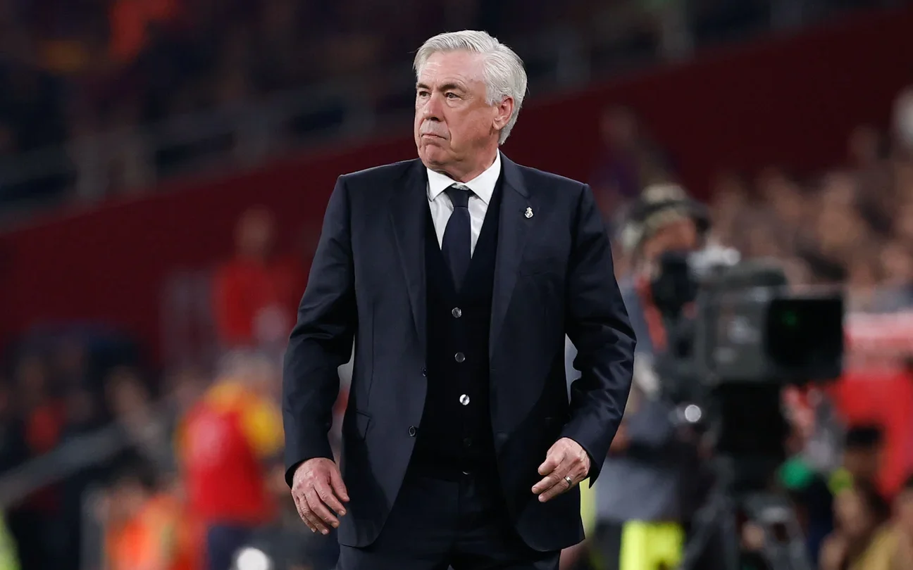 Ancelotti no comando do Real Madrid: clube onde viveu sua fase mais vitoriosa como treinador, com cinco títulos da Champions somando todas as passagens. (Foto: Reprodução/Real Madrid)