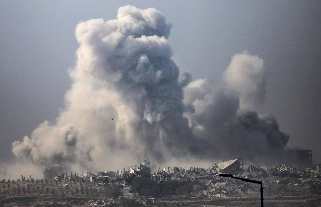 Bombardeio de Israel em território palestino perto de Gaza 04122023
