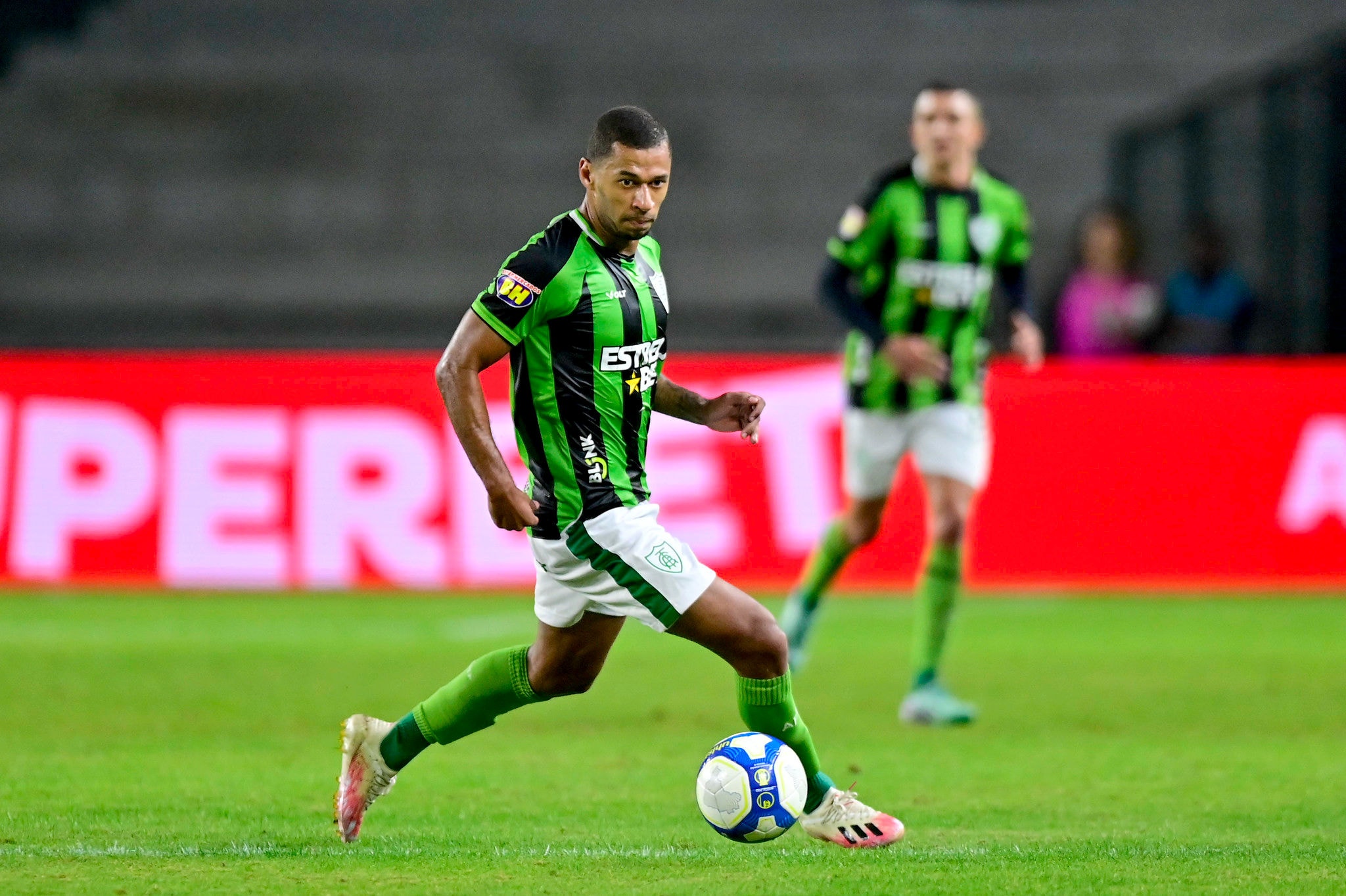 Atacante Fabinho, do América, é um dos poucos titulares absolutos com condições de jogo contra o Goiás