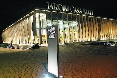O Jardim Casa Mall é uma parceria entre o Grupo EPO e o Grupo Vale Verde às margens da BR–040 