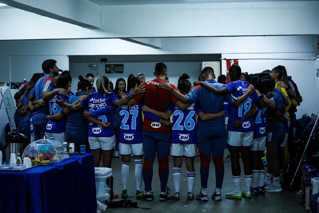 Jogadoras do Cruzeiro se reúnem no vestiário momentos antes de uma das partidas da equipe no Brasileirão