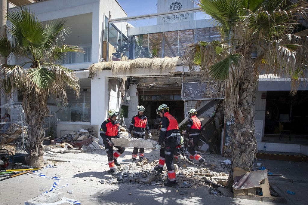 Equipes de resgate trabalham após o desabamento do teto de um restaurante 