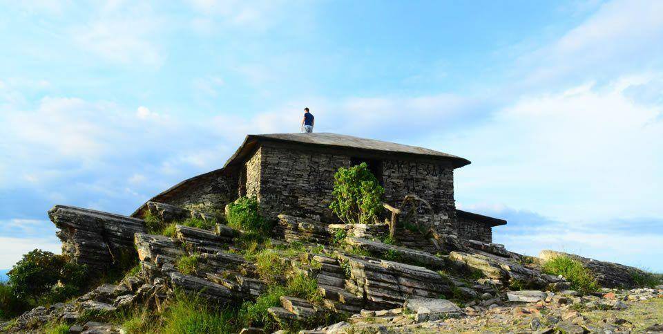 Localizada em um dos pontos mais altos da cidade a pirâmide é uma das principais atrações turísticas de São Thomé das Letras. Com uma visão panorâmica de 360 graus, e uma altitude de 1450 metros acima do nível do mar (permitindo a observação de praticamente toda a região ao redor), faz com que a cidade seja destino preferido de muitos turistas entusiastas da natureza e de gentes ligadas às artes em geral.
Foto : Prefeitura São Jose das Letras ? Divulgacao