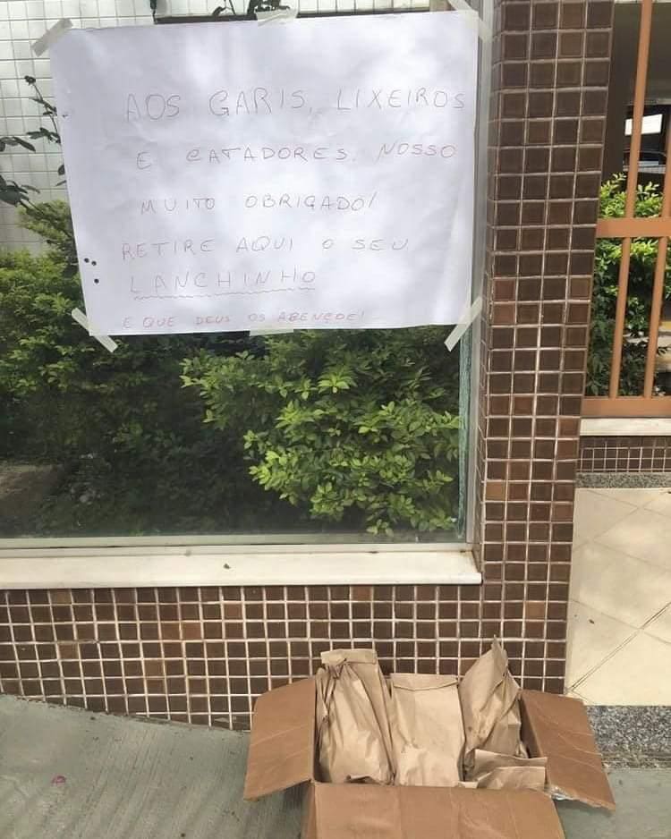 Caixa com lanches para garis no bairro Castelo