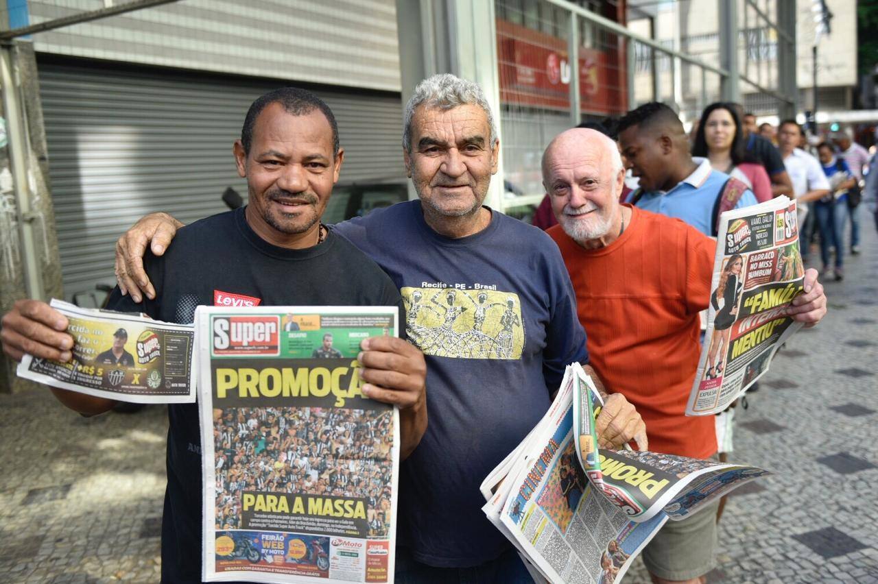 Torcedores do Atlético aguardam na fila para garantir os ingressos para o confronto com o Palmeiras