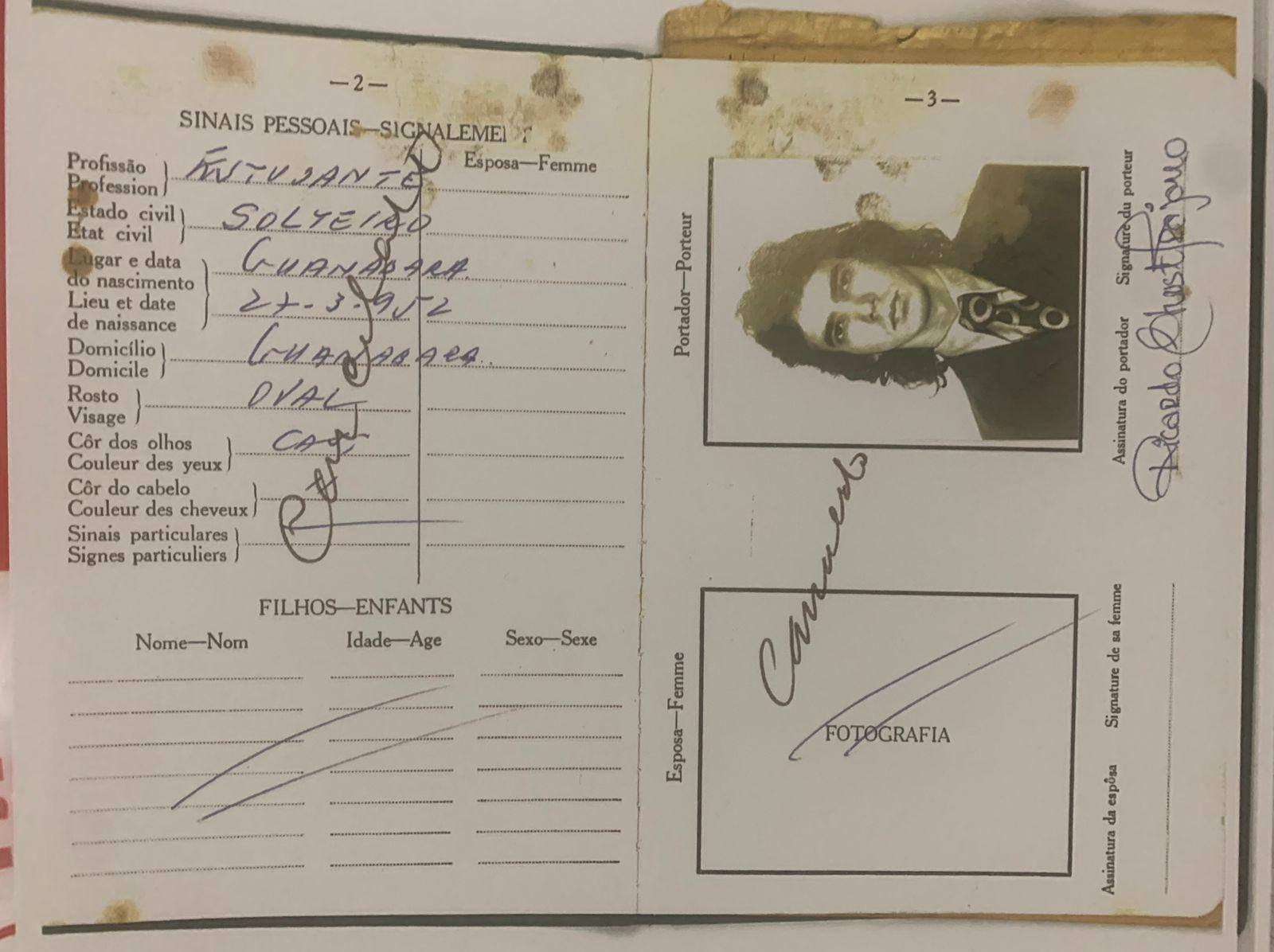 Passaporte chamuscado encontrado no local da queda do avião