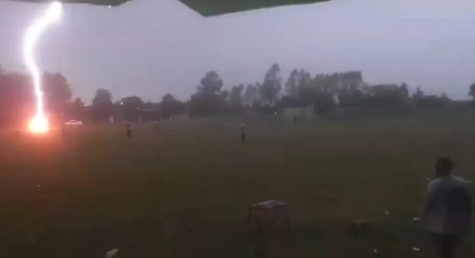 O momento exato em que um raio atinge um campo de futebol enquanto acontecia uma partida no Paraguai