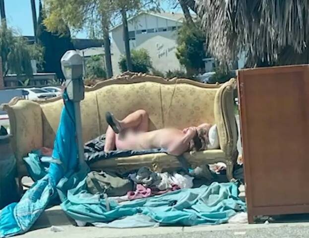 No meios das ruas de Los Angeles, pessoas em situação de rua estão ficando nus