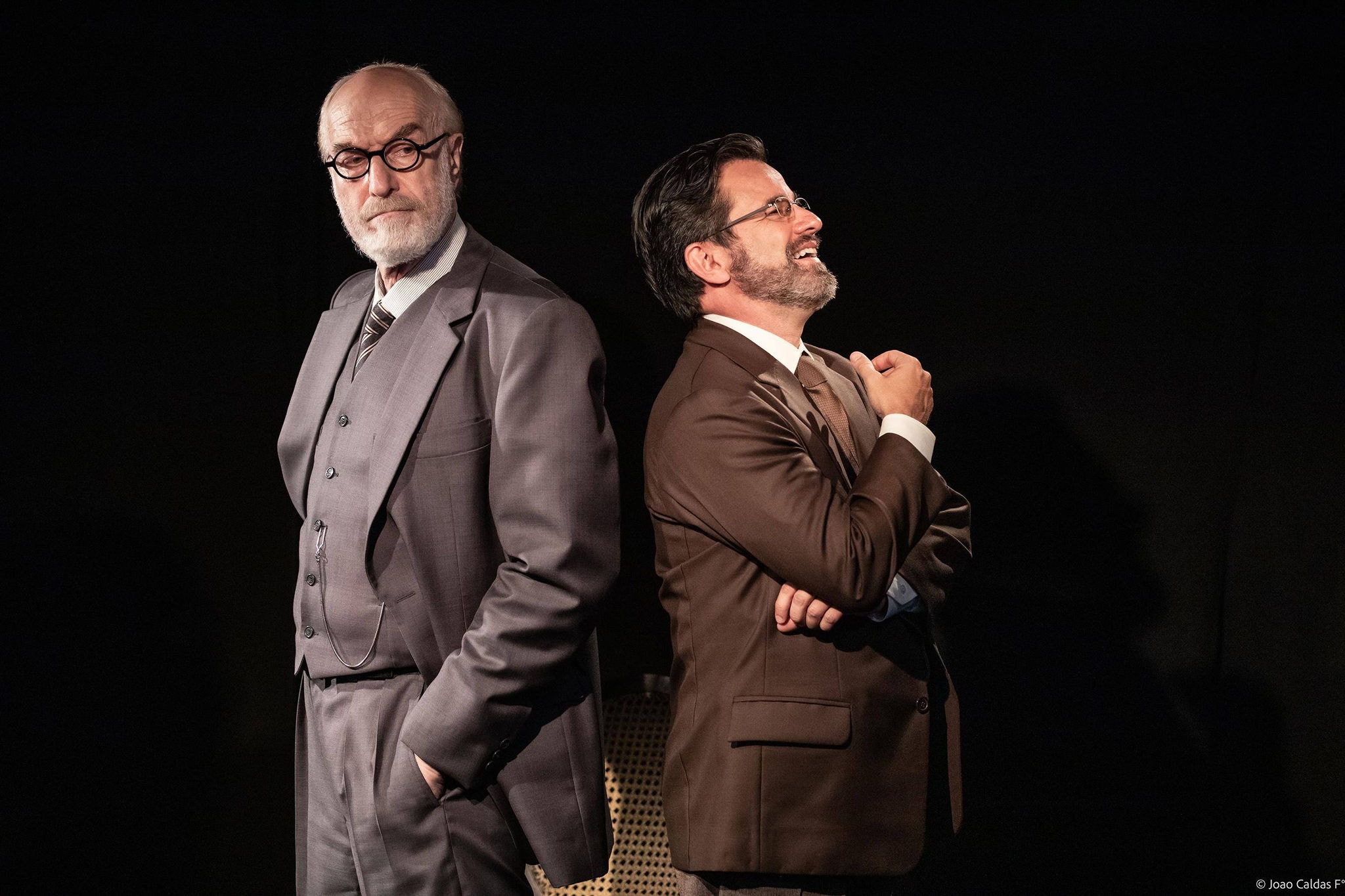 Os atores Odilon Wagner e Claudio Fontana em cena de "A Última Sessão de Freud"