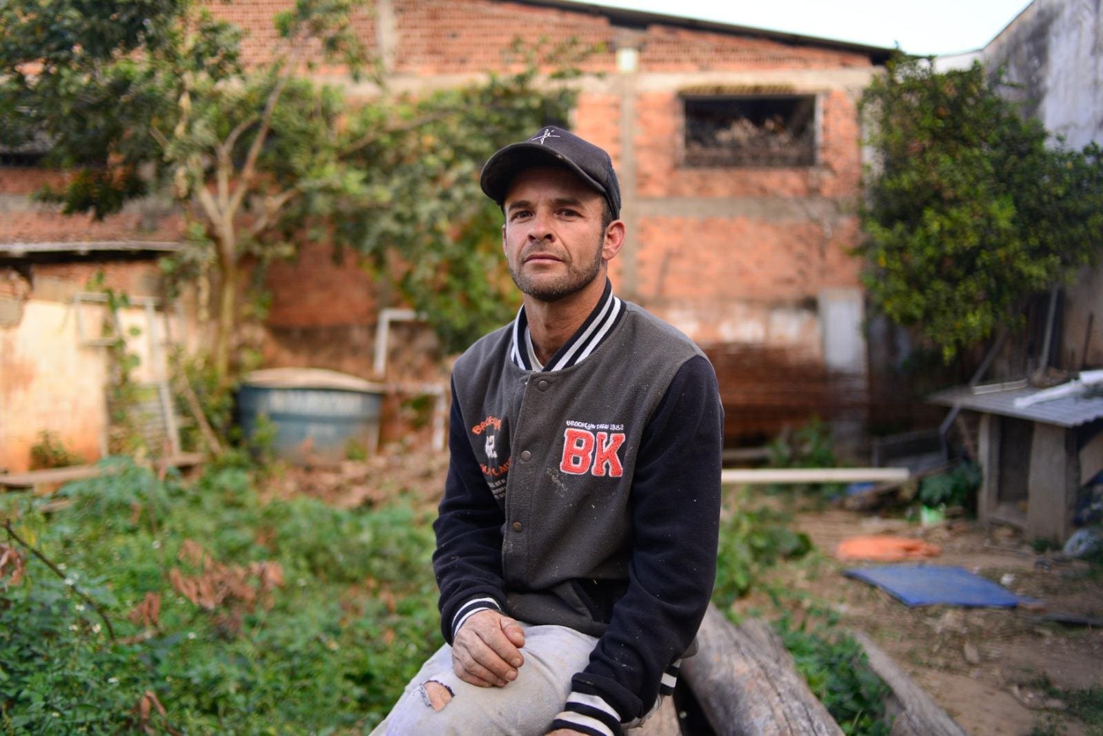 Thiago Paulino Simões no lote onde, há 12 anos, existia a casa em que sua ex e o filho, de apenas 5 meses, foram achados mortos