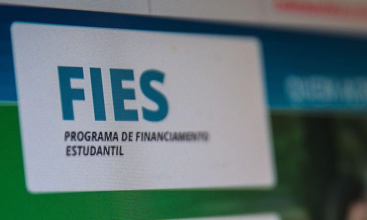 Fies permite que estudantes pobres possam estudar em universidades privadas