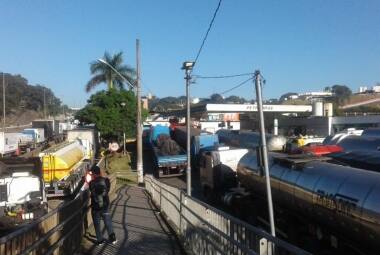 Caminhoneiros protestam na Regap e fecham trânsito na BR-381