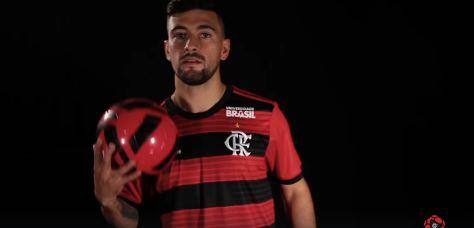 O meia uruguaio Arrascaeta, que deixou o Cruzeiro de forma polêmica, foi apresentado pelo Flamengo