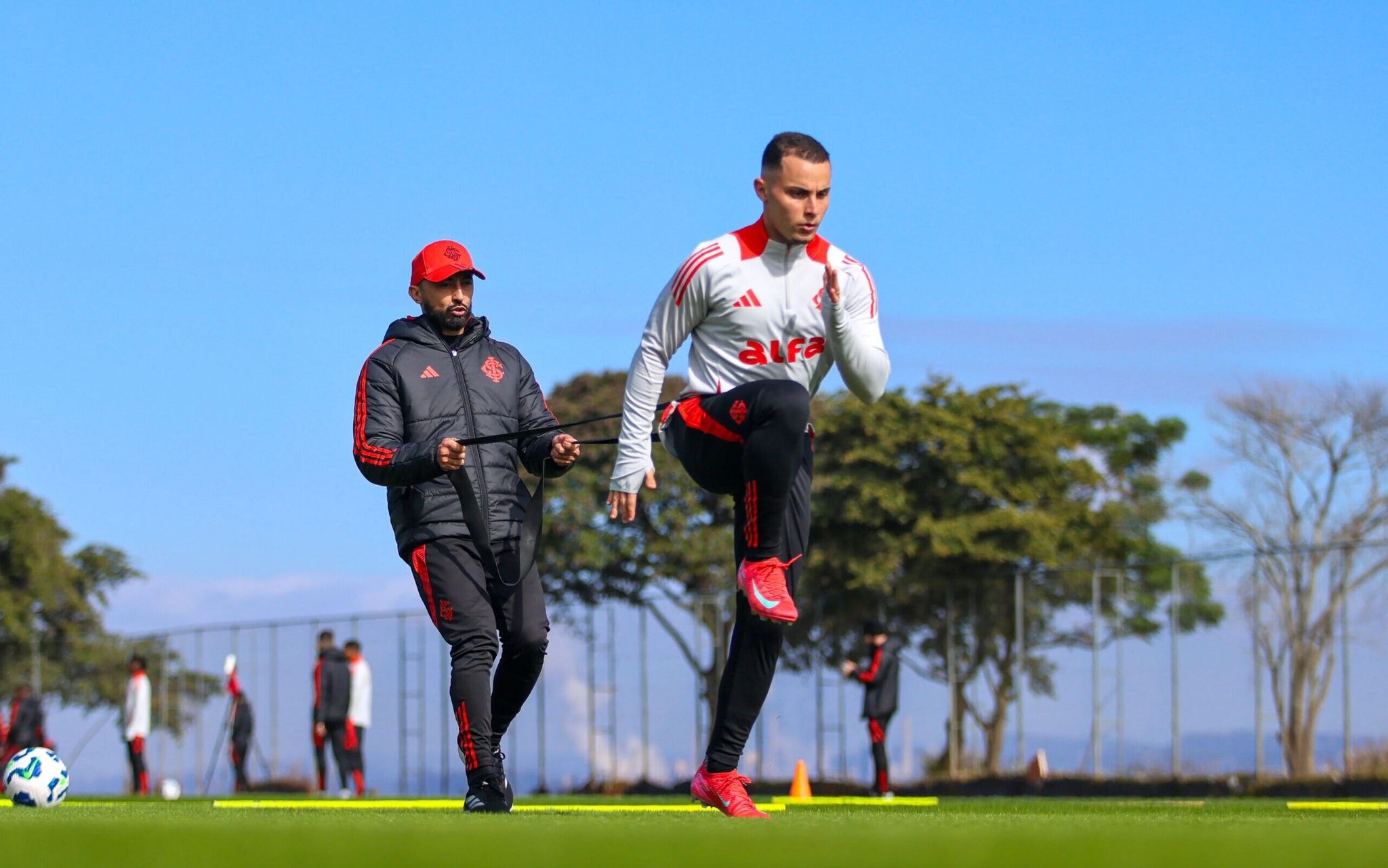 Bruno Gomes, lateral-direito do Internacional, volta a trabalhar no gramado após lesão grave no joelho esquerdo (Foto: Ricardo Duarte/SC Internacional)